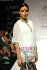 Model walks the ramp for Swapnil Shinde Show at Lakme Winter fashion week day 4 on 20th Sept 2010 (28).JPG